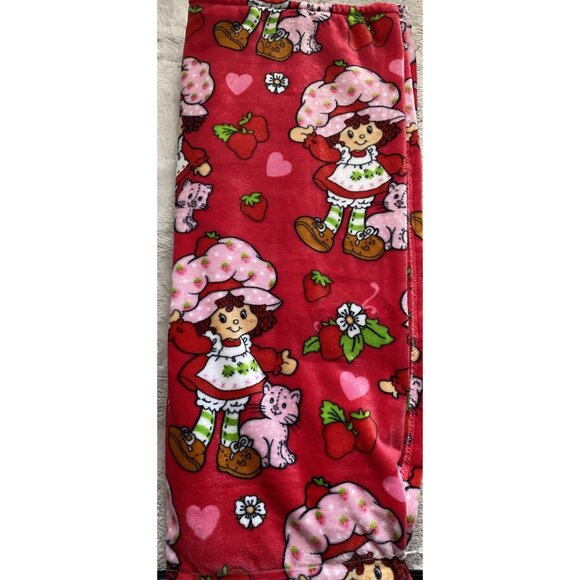Strawberry Shortcake Custard Cat 50” X 70” Soft Plush Soft Throw Blanket Red NEW - Picture 12 of 16